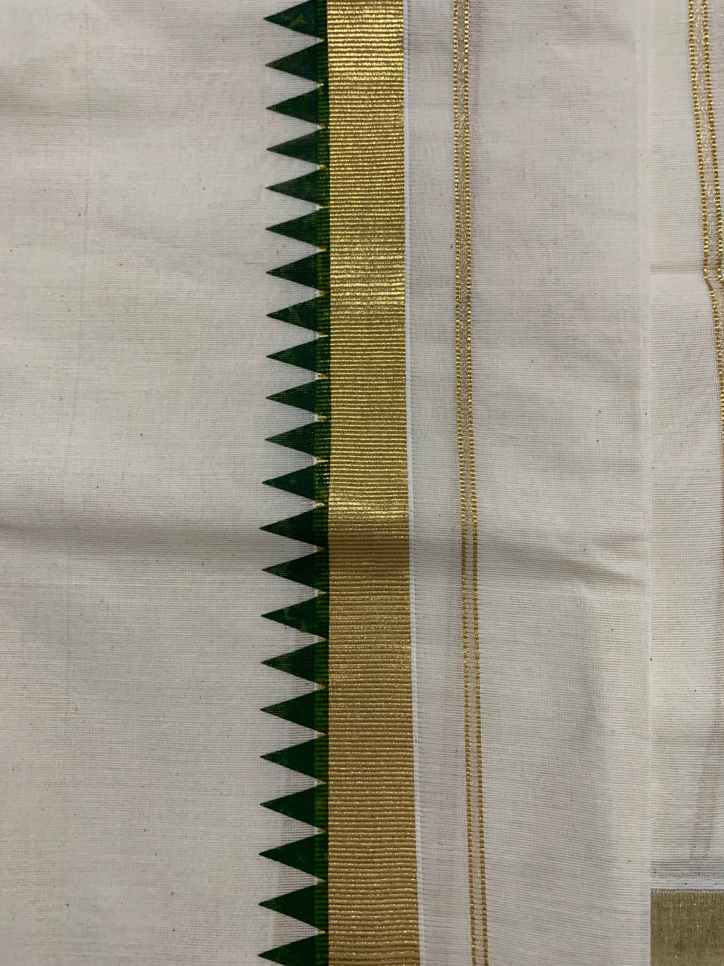 Green comma set mundu