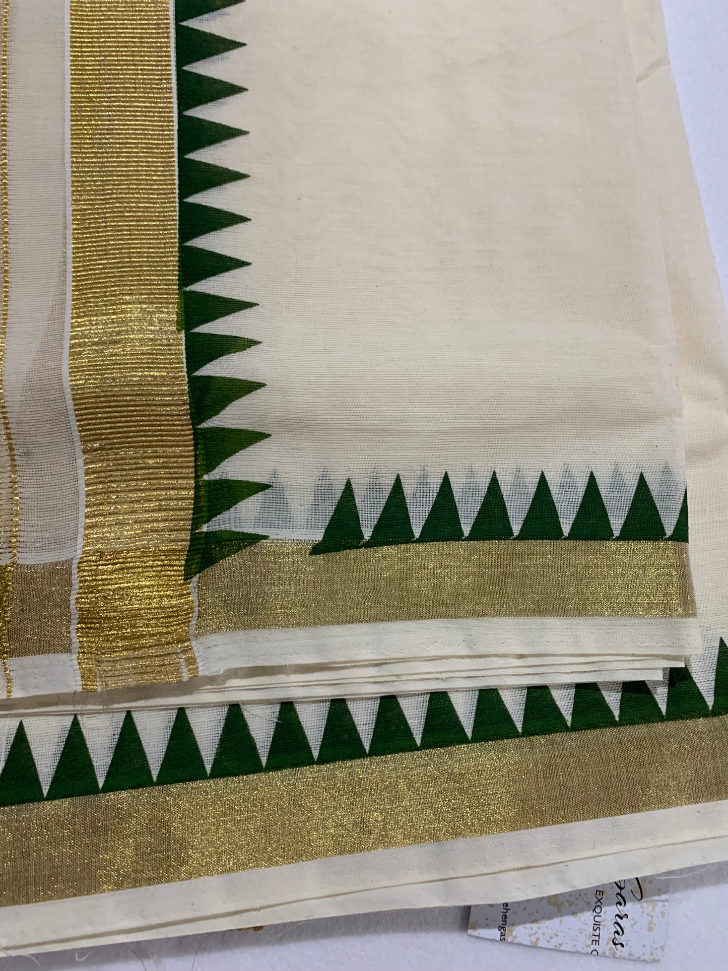 Green comma set mundu