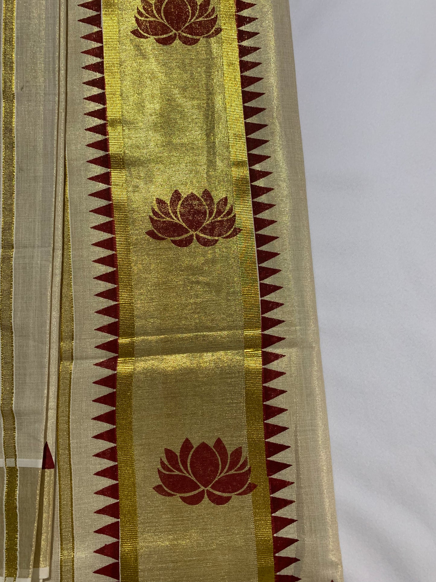 Golden kasavu set mundu