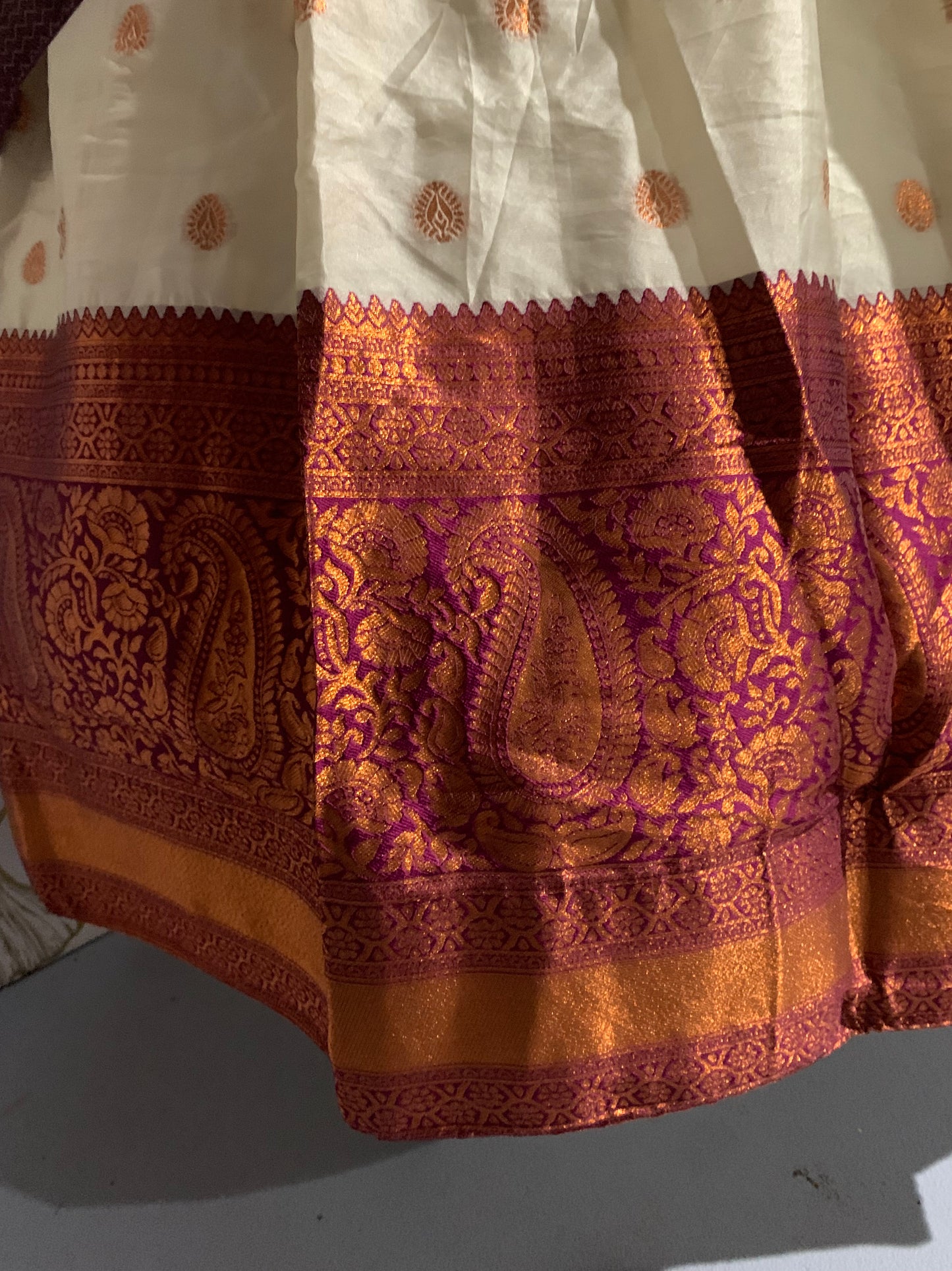 Maroon dhavani